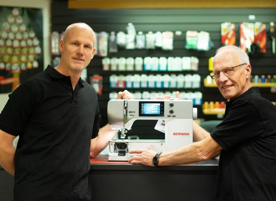 Charlie och Janne med en Bernina i butiken på Magasinstorget